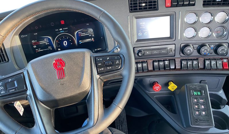 T880 Tri-Axle Chassis full