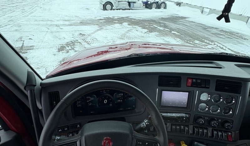 T880 Tri-Axle Cab & Chassis full